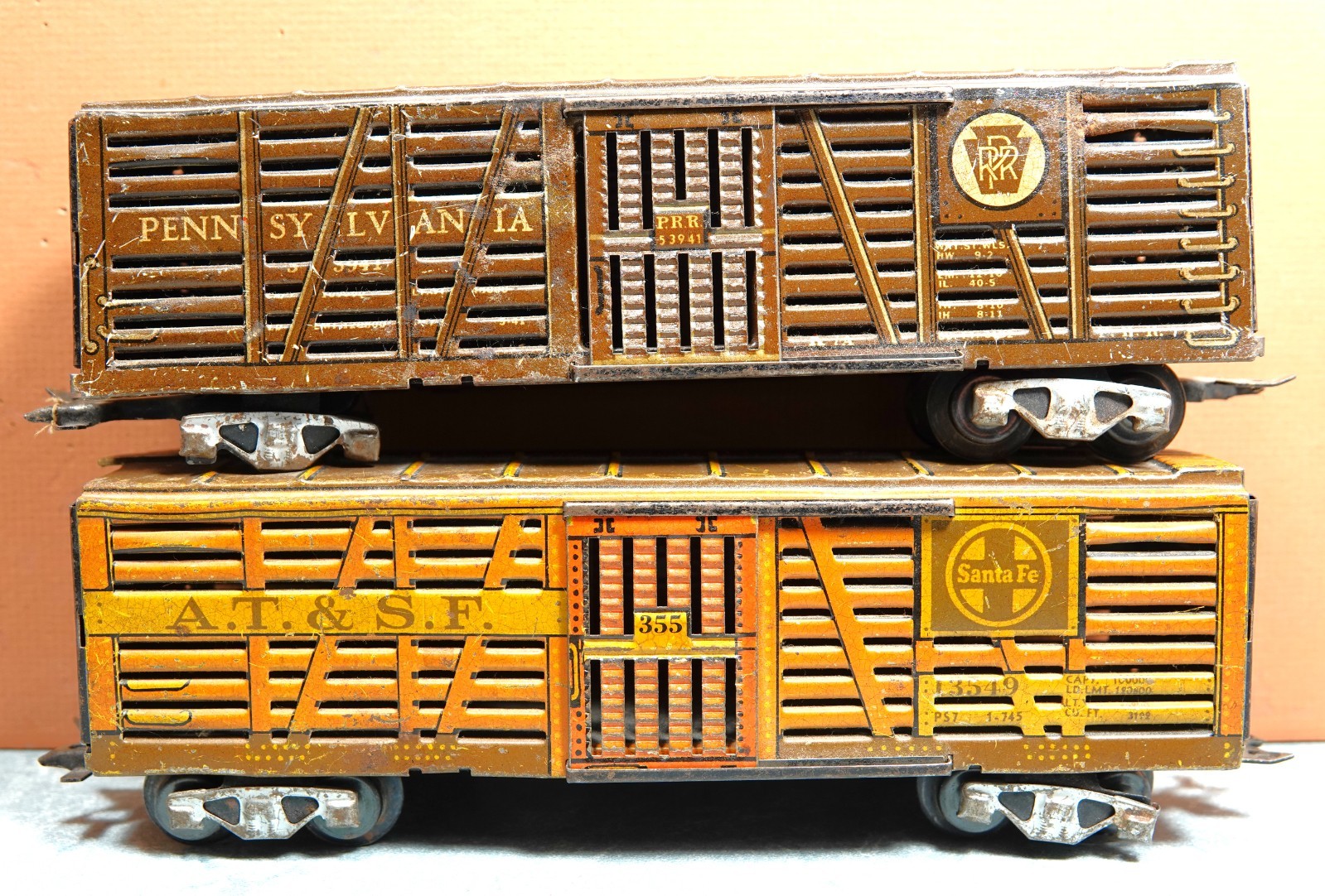 MARX O27 TINPLATE PENNSYLVANIA CATTLE CAR & SANTA FE CATTLE CAR