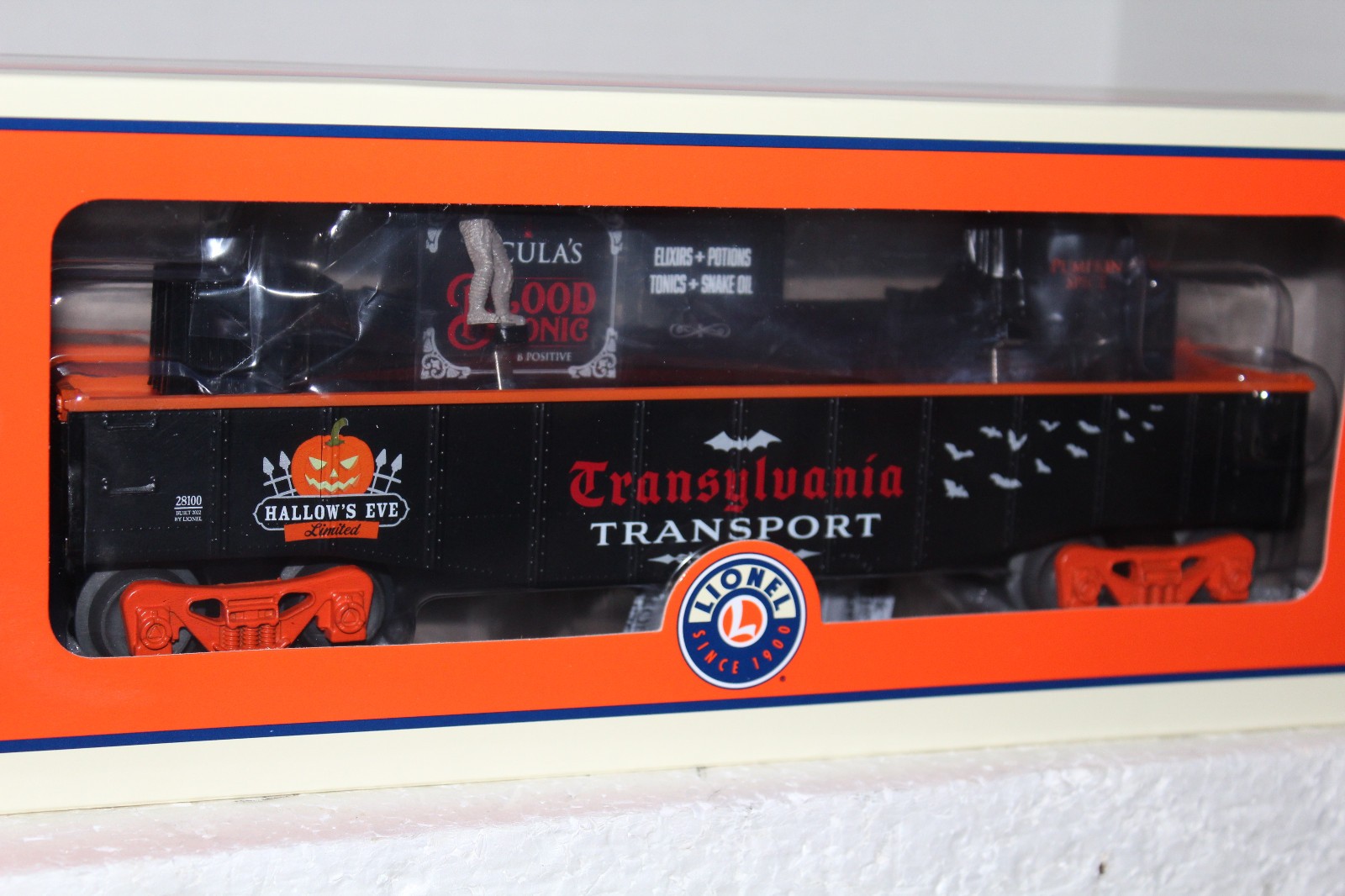 LIONEL #2228100 HALLOWEEN MONSTER CHASING GONDOLA