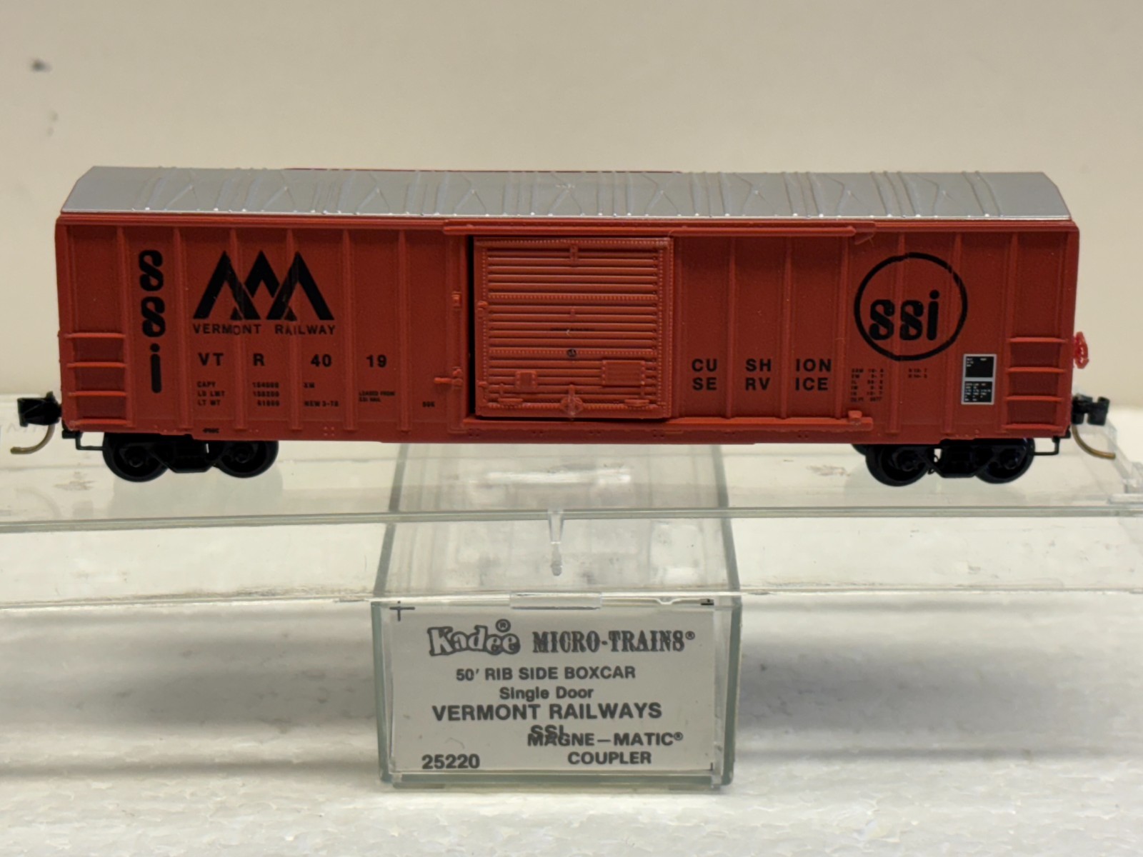 N Scale Kadee Micro Trains MTL 25220 Vermont Railways SSI 4019 w/Silver Roof