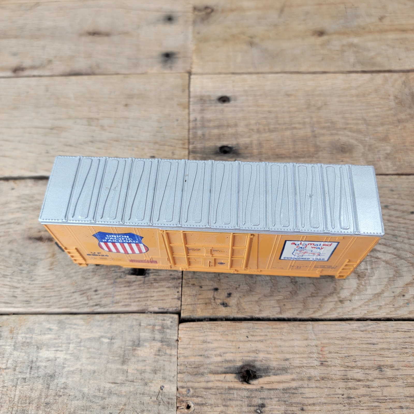Union Pacific Automated Railway 50′ Box Car Model Railroad Train Cushioned Load