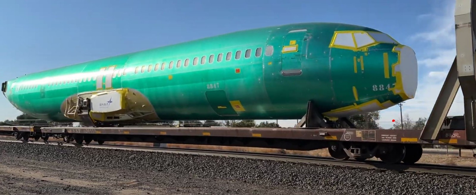 HO Scale Boeing 737 Fuselage and Cargo 15.25″ Kit with Flat Car