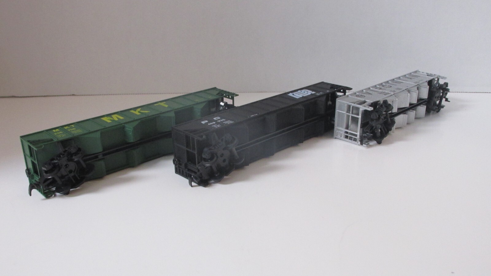 Ho scale,open hoppers,4 bay,bundle of 3,VGN 2610,MKT 236758,& PC 483922,plastic.