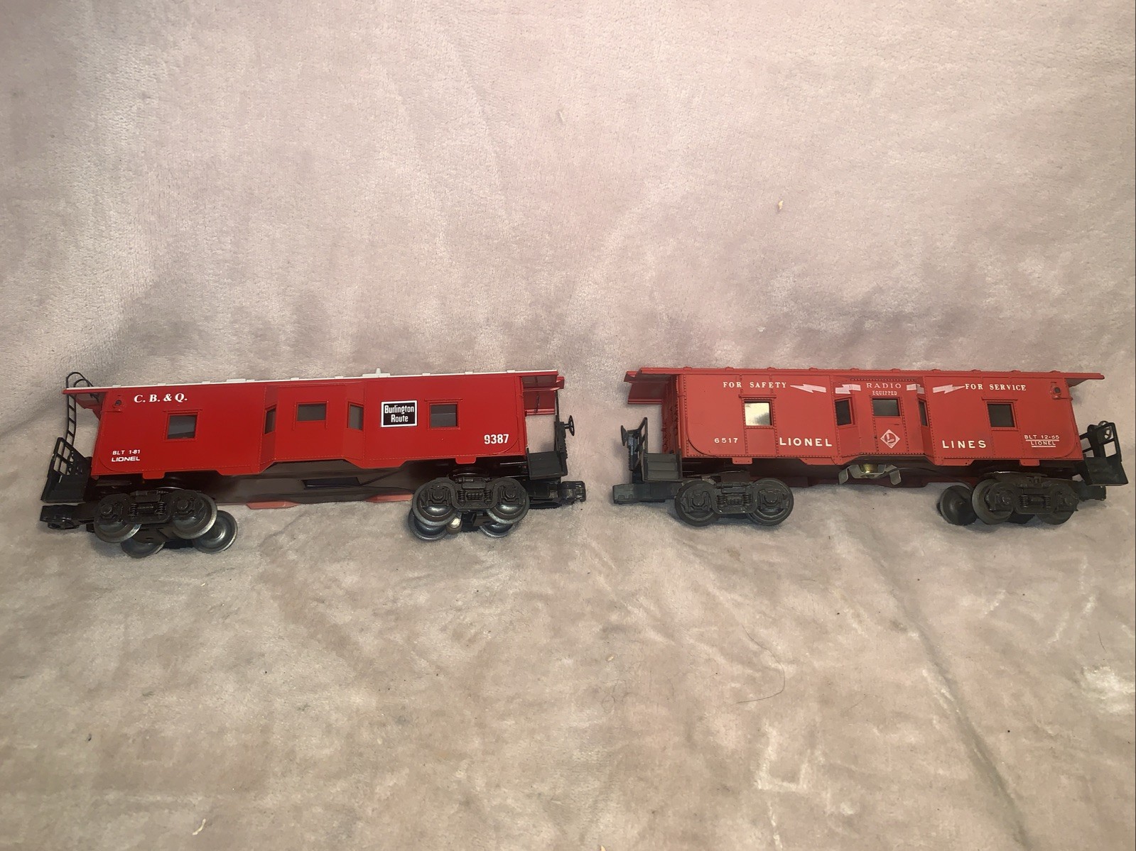 2 Lionel O-GAUGE Lighted Bay Window Caboose 6517 /1955 & 9387 / 1981 C6 & C7