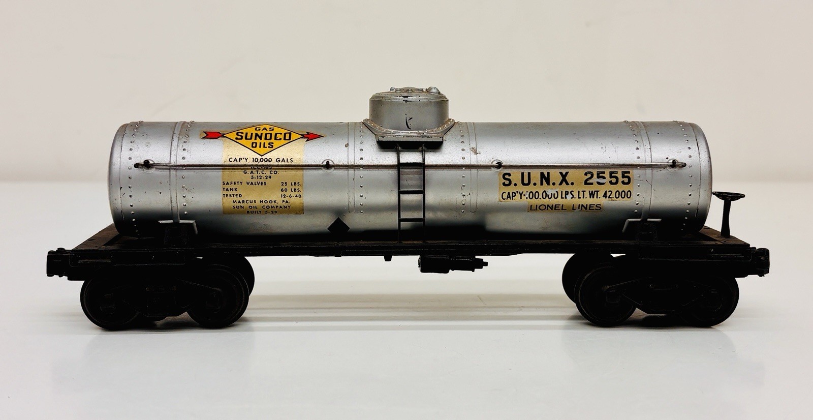 Lionel Postwar Sunoco Single Dome Metal Tank Car 2555