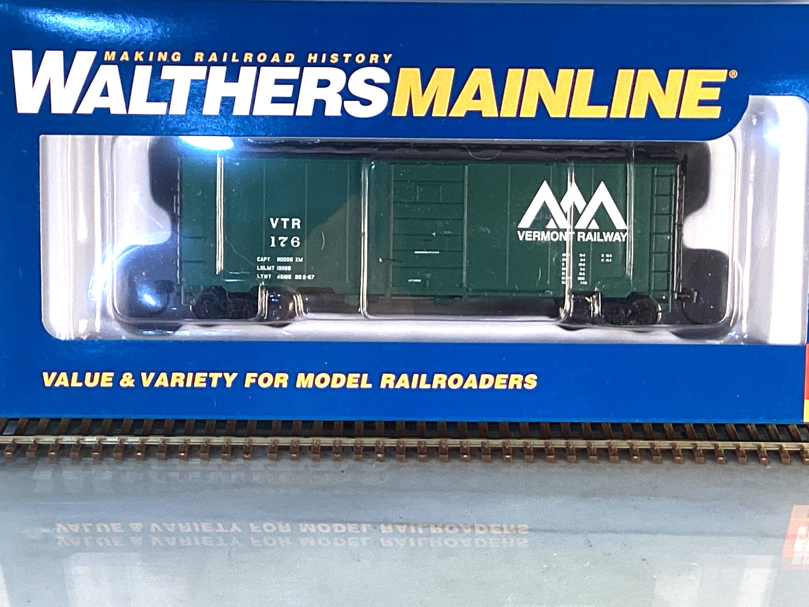 WALTHERS HO Mainline Vermont Railway 40′ PS-1 Boxcar