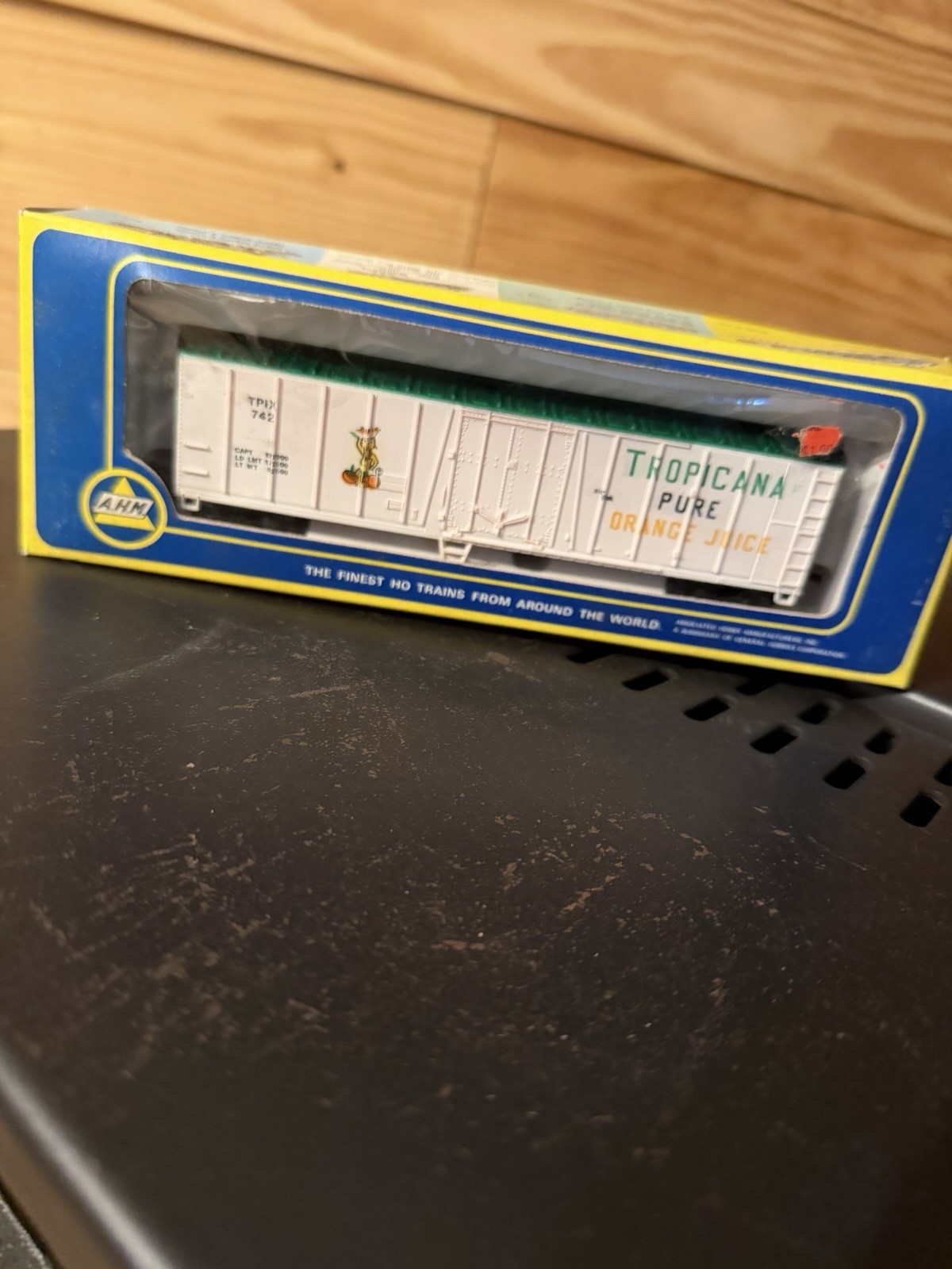 AHM 5242-08 Tropicana Refrigerator Train Car