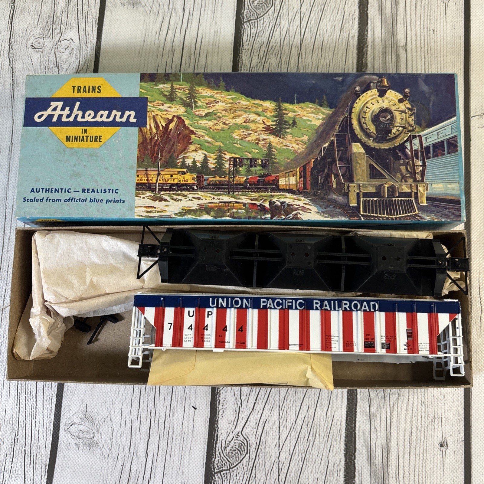 Vintage Athearn HO Scale Red/White/Blue 54’ Covered Hopper Car Train Kit 5314.