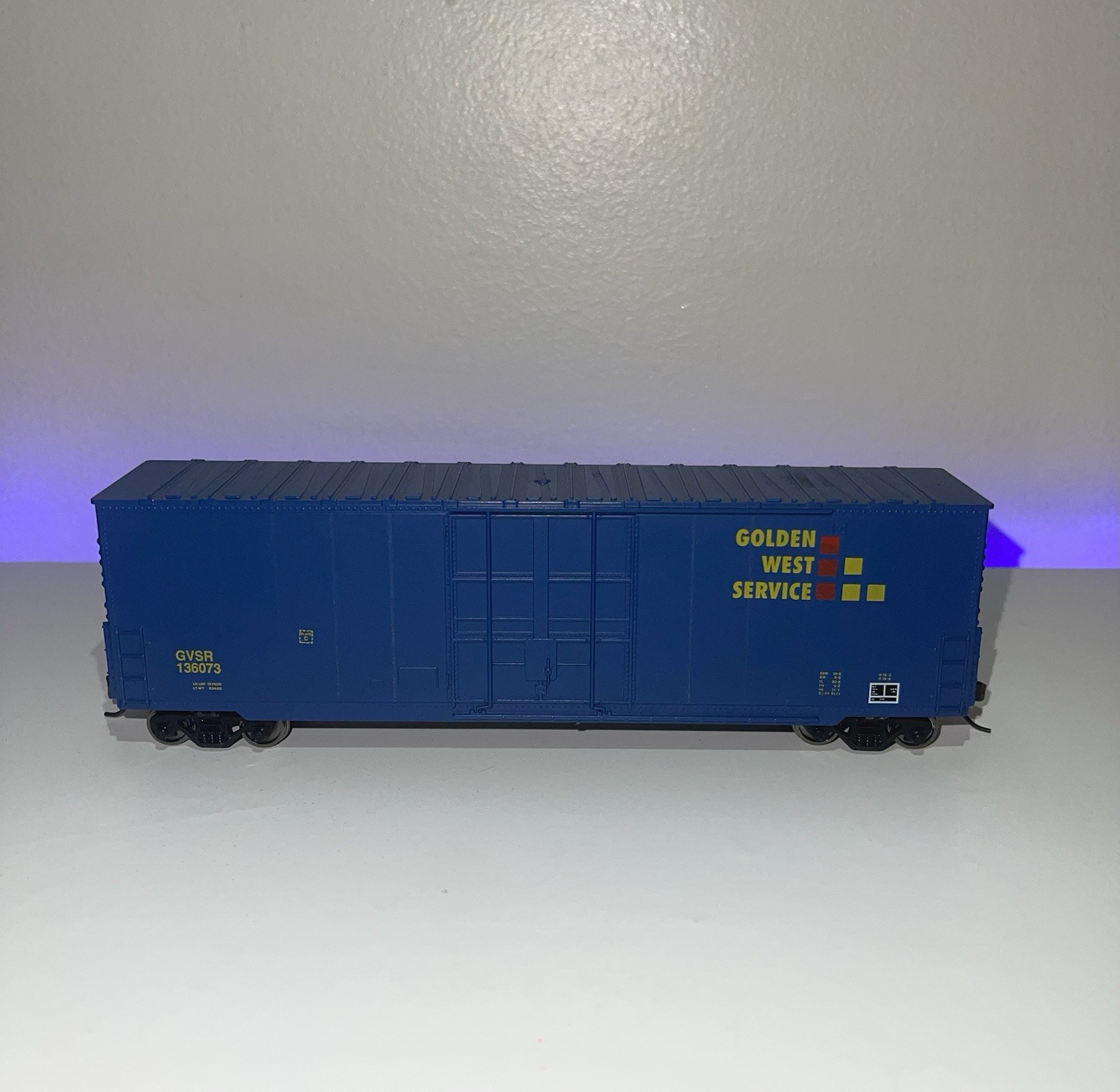 Roundhouse HO 50’ High Cube Boxcar — Golden West Service #136073 w/ metal wheels