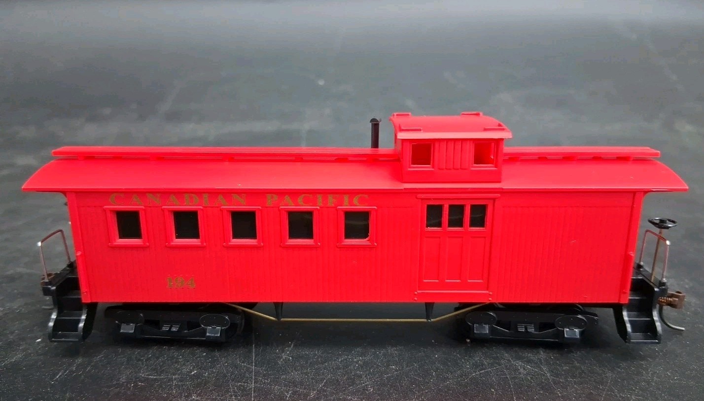 CANADIAN PACIFIC OLD TIME WOODEN CABOOSE-LONG MANTUA # 725027 NEW HO SCALE