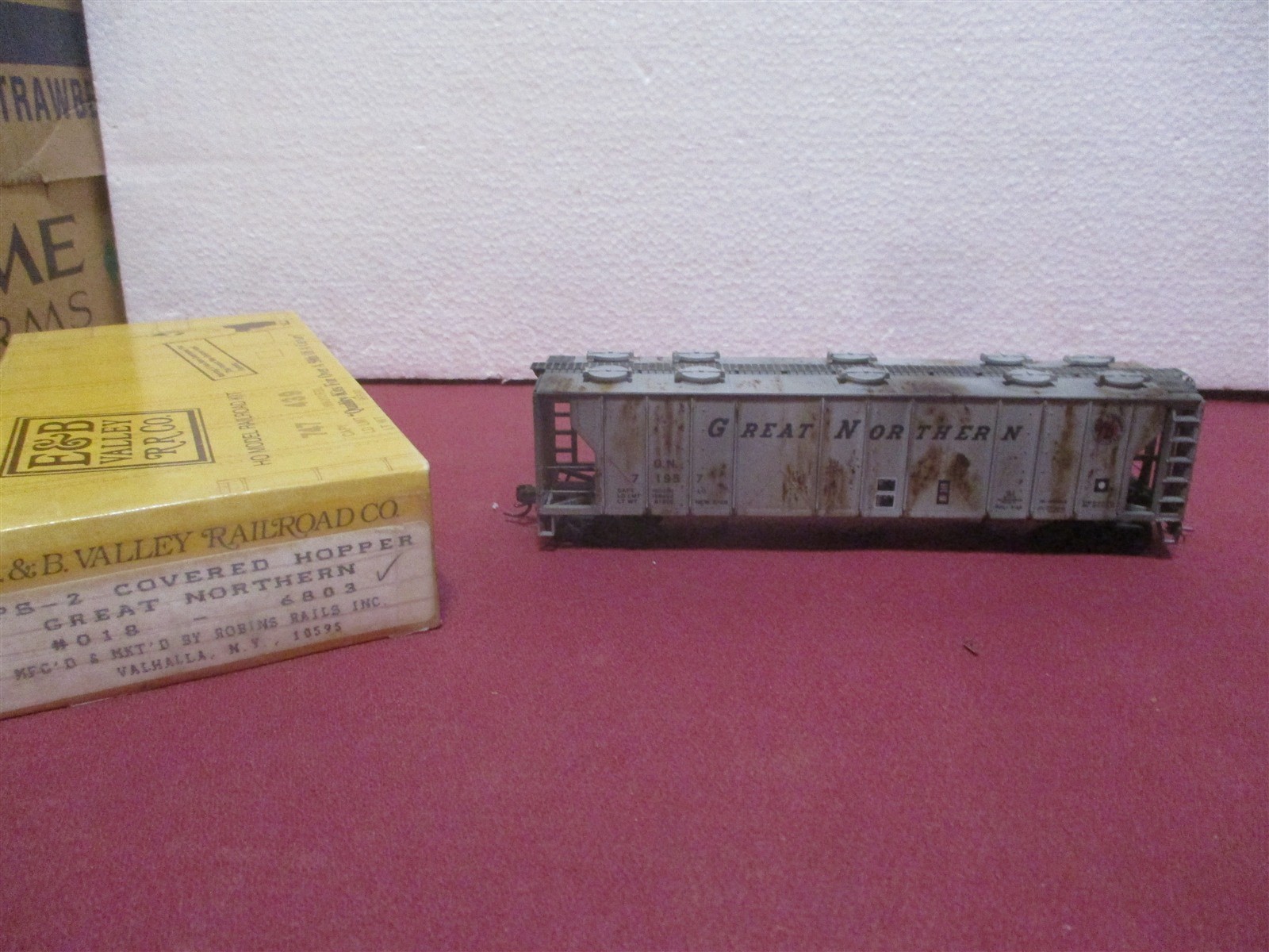 E&B #018 HO Great Northern GN 71957 Covered Hopper Train Car Railroad Weathered