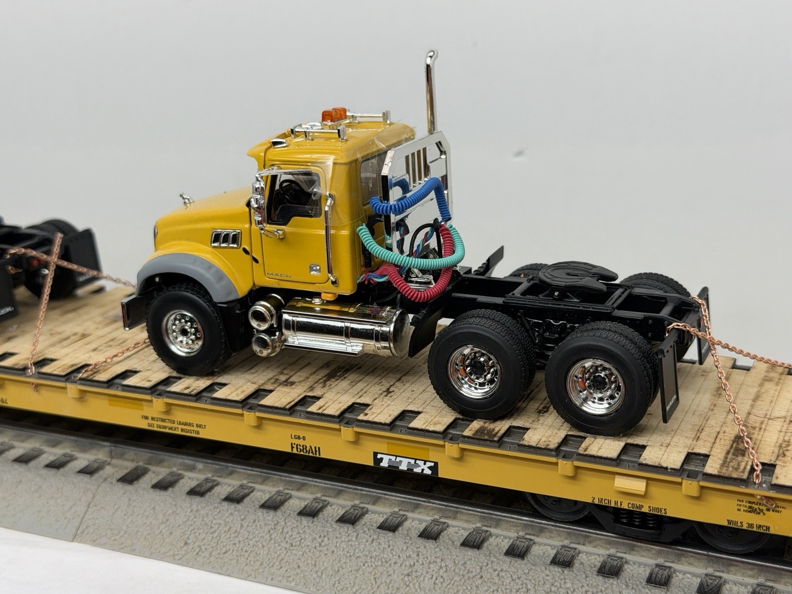 ATLAS O 3 rail TTMX 81119 CUSTOM 68’ w/2 MACK GRANITE Road Tractors Ralphstrains