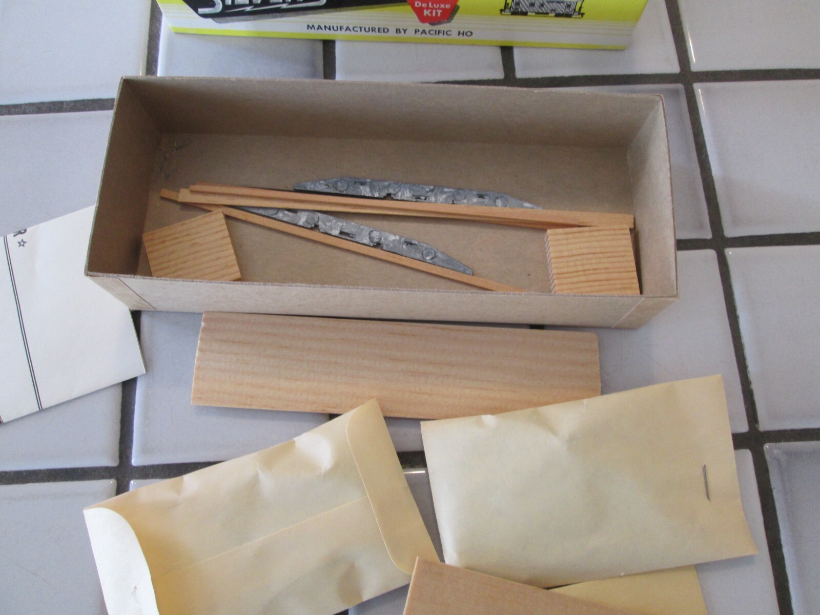 silver streak SOUTHERN wood & metal box kit HO scale with trucks
