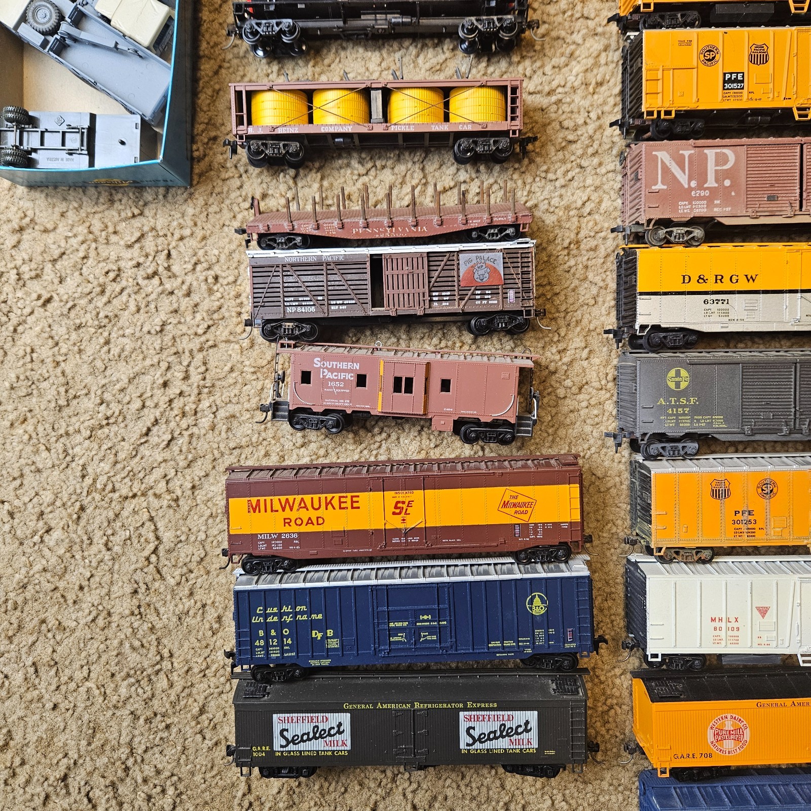55 Decorated HO Railcars Freight Southern Union Pacific Trains Large Lot