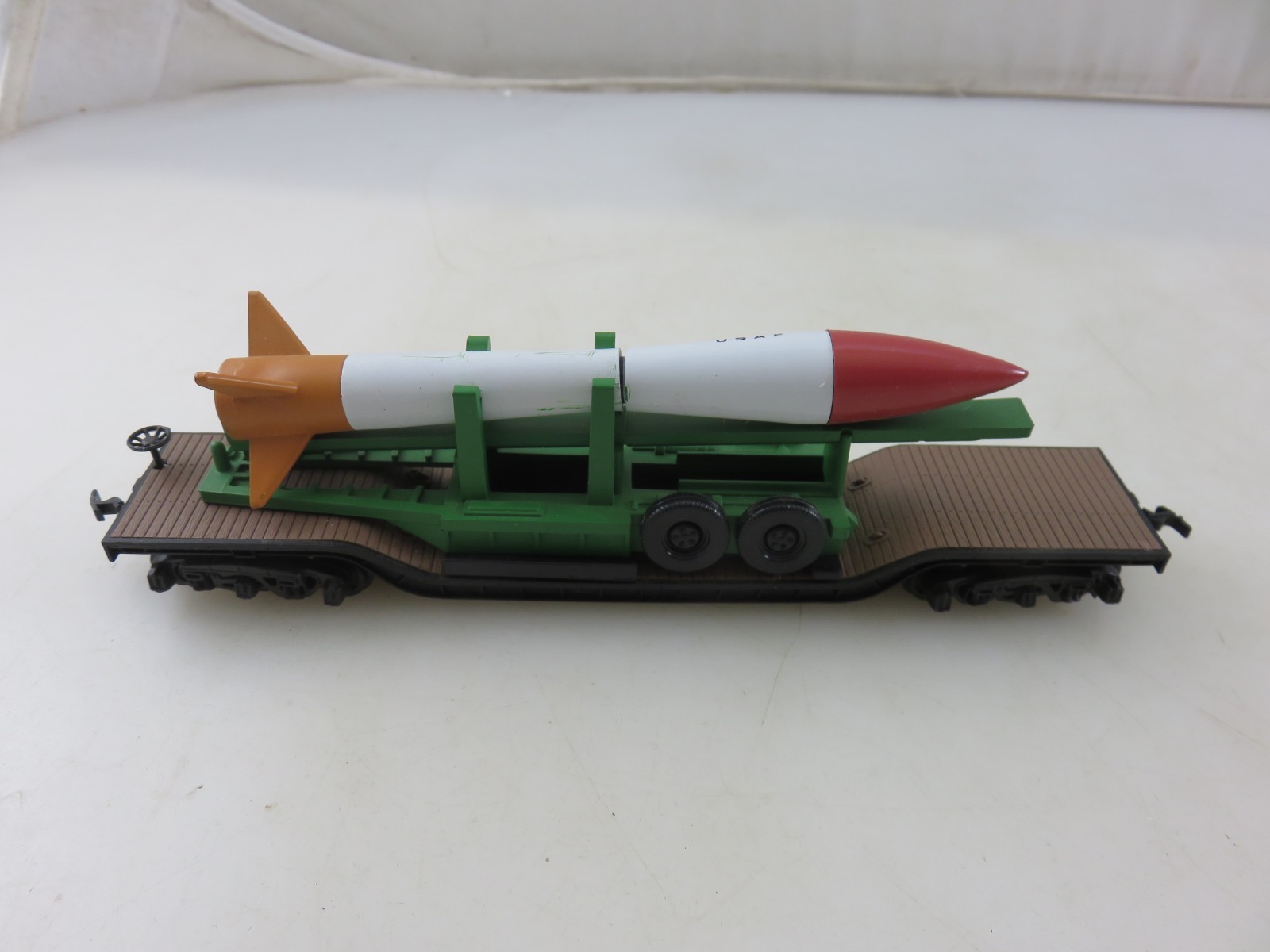Bachman 71300 HO 52′ Flat With USAF Missile Freight Gondola Car Hong Kong Made