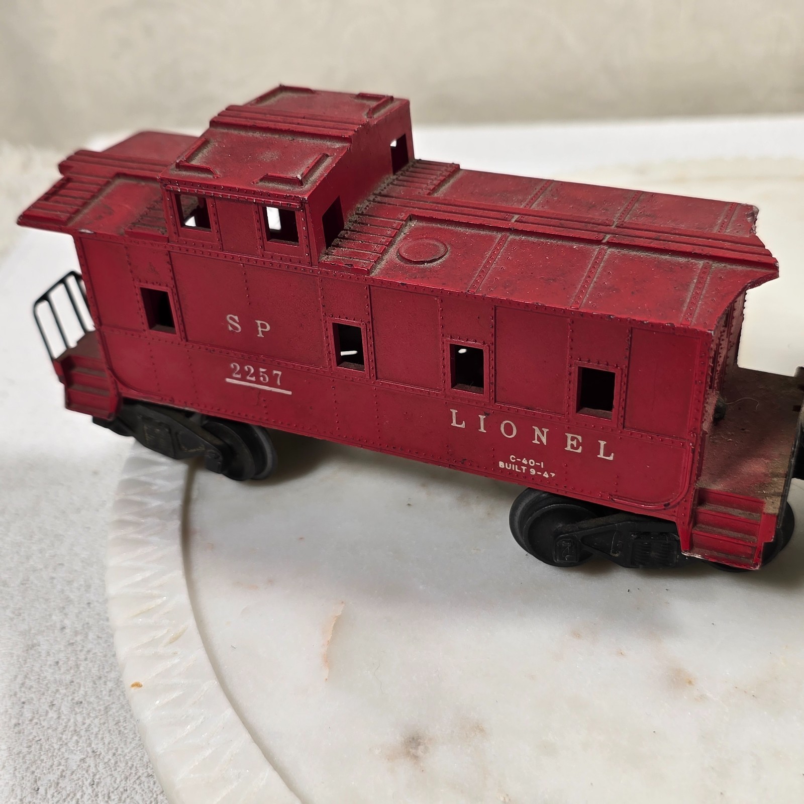 LIONEL AUTOMATIC REFRIGERATED MILK CAR (#3472 ) & RED VINTAGE CABOOSE (#2257)