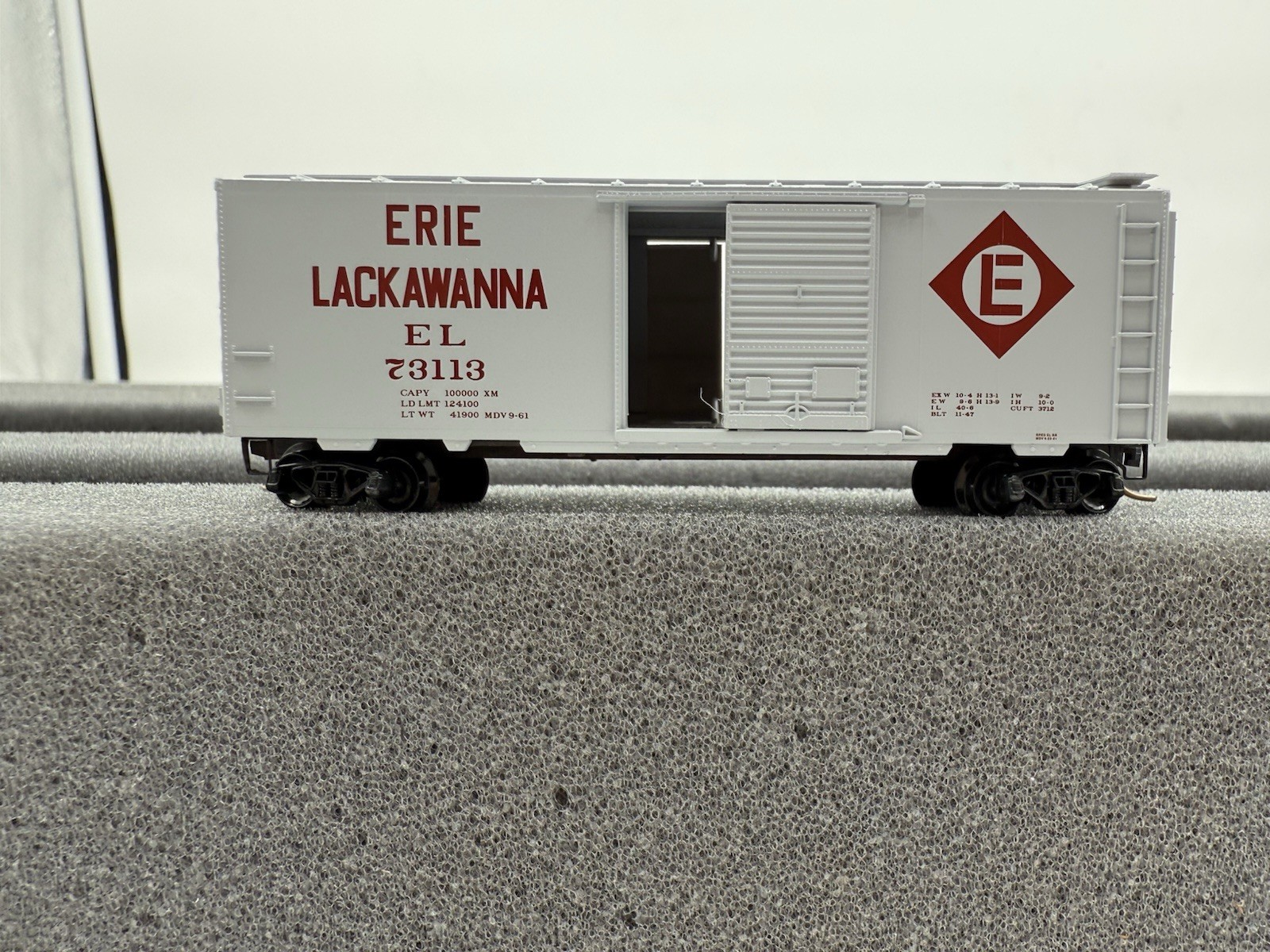 Micro-Trains Erie Lackawanna 40′ Standard Box Car, Single Door – 20360