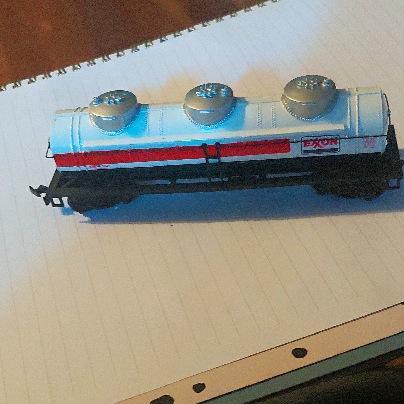 Exxon HO 1:87 #1121 White/Red/Black Tank Car Analog Ready to Go Plastic
