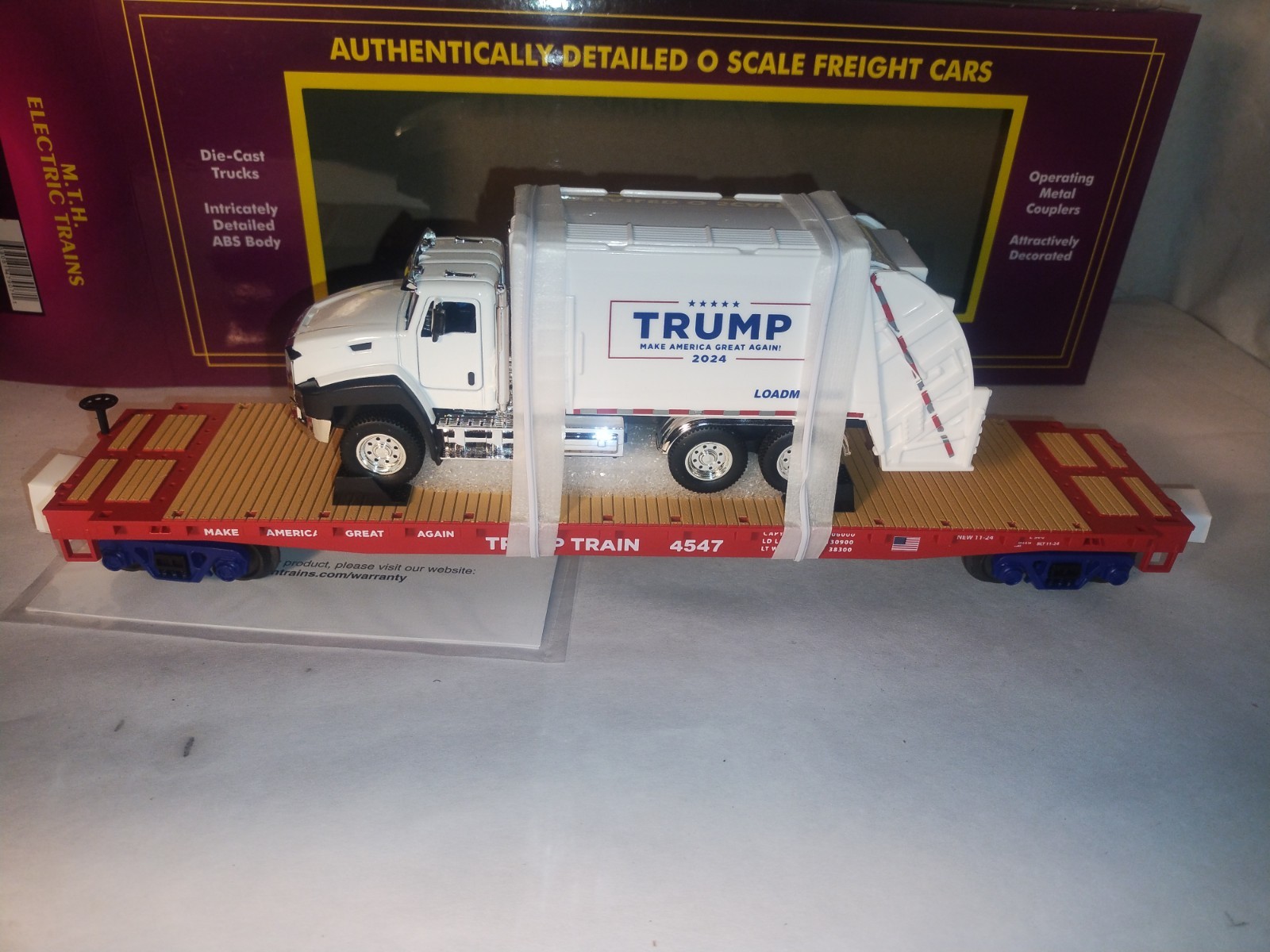 MTH DONALD J TRUMP Speaks Red Flatcar w/ Garbage Truck. New 20-95796