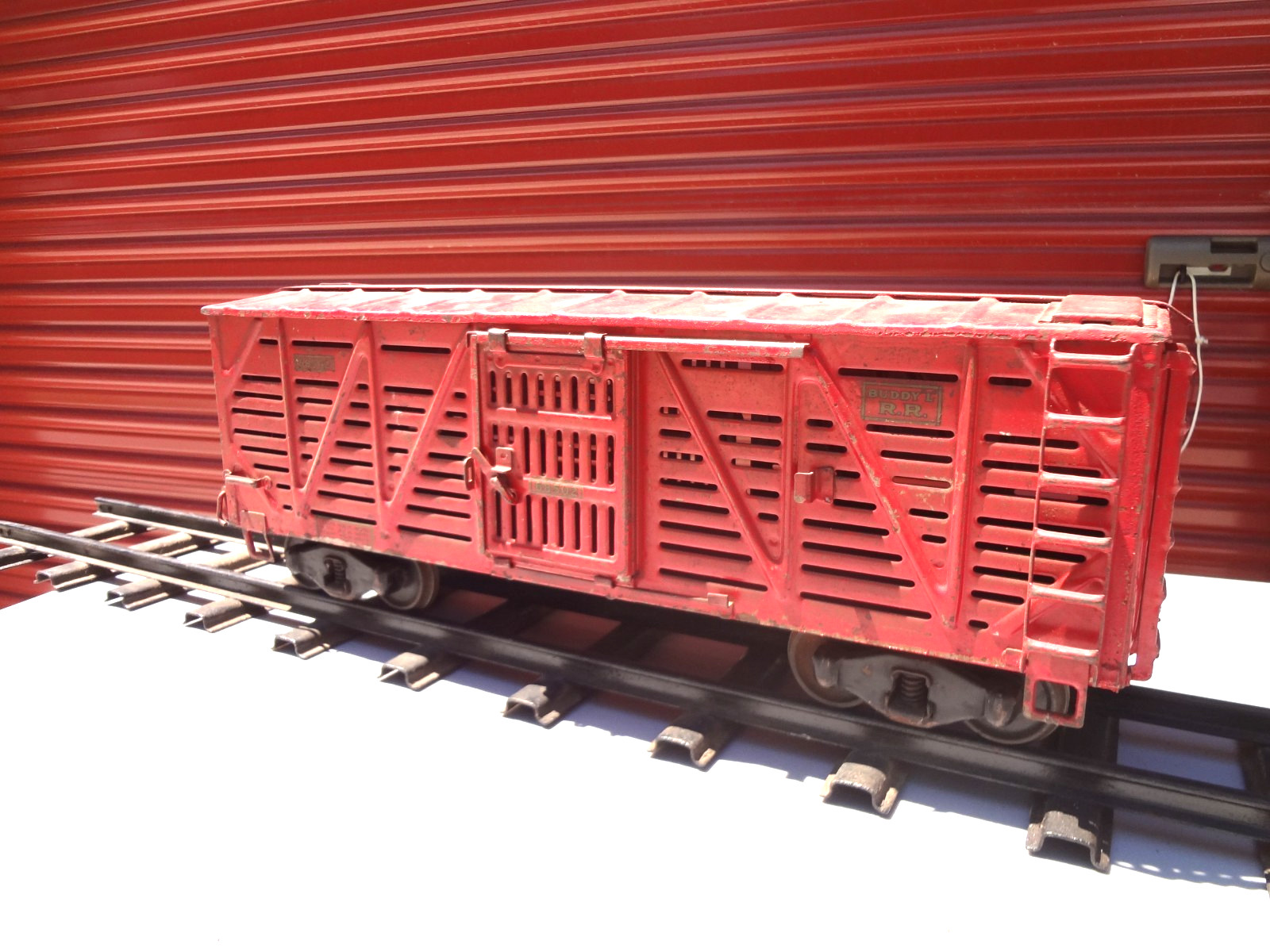 BUDDY L OUTDOOR RAILROAD STOCK/CATTLE CAR #68502 SPRUNG TRUCKS 21.5″ L
