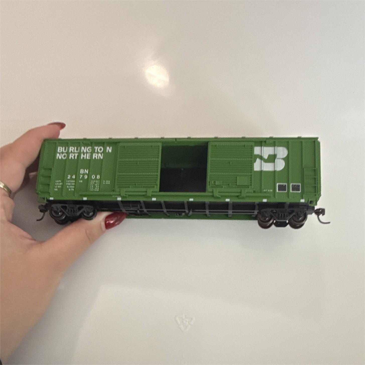 HO 1:87 Burlington Northern Box Car Green/White/Black Analog DC 2-Rail 247908