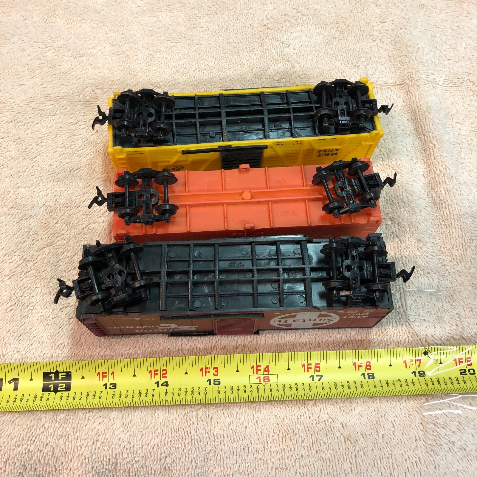 LOT OF 3 “HO” GAUGE BOX CARS – Hong Kong