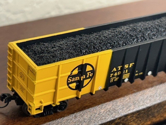 SANTA FE 5-pack THRALL 50ft ROTARY HIGH-SIDE GONDOLAS w/COAL LOADS N Scale NEW