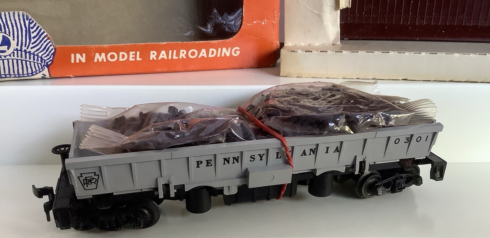 Lionel HO Scale #0301 Operating Coal Dump In Box w/Receiving Bin 301-16