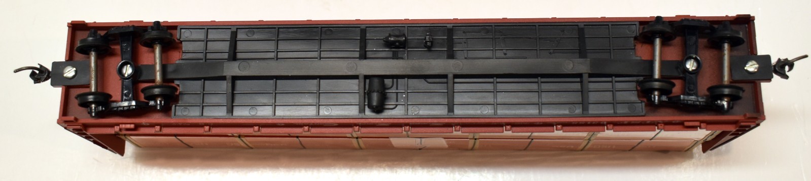 ROUNDHOUSE HO Scale ATSF SANTA FE 60′ BulkHead Flat Car #93188 w/USG Load; KD’s