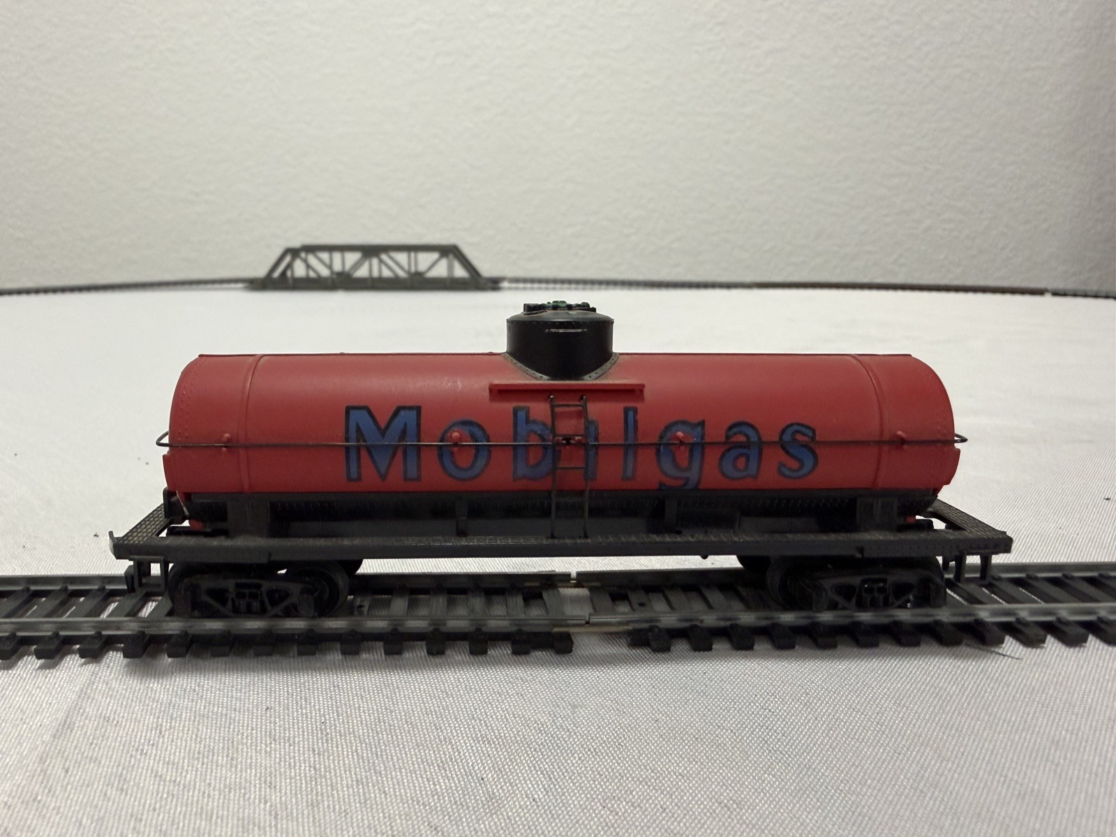 Vintage TYCO HO Scale 40′ Tank Car Mobil #315F:280 with Box (TNK002)