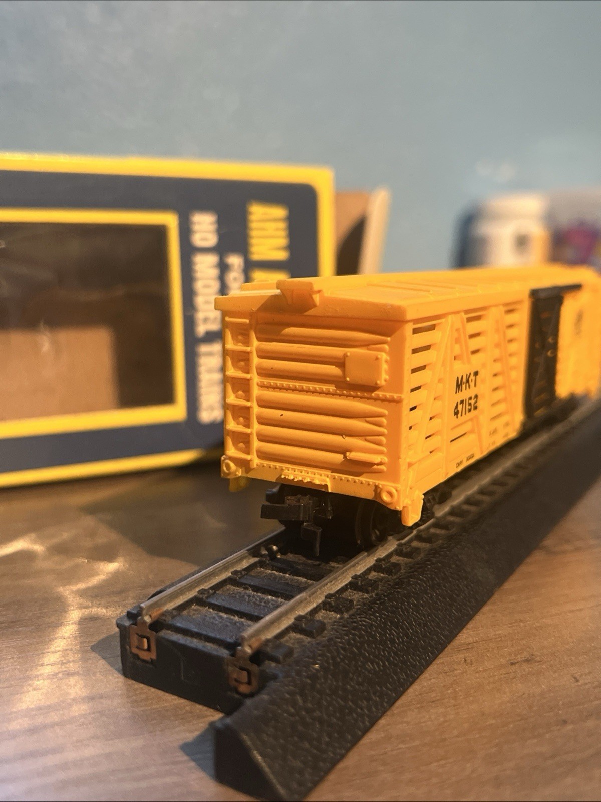 AHM HO Scale Yellow Box Car Ready to Go Model Railroad Freight inbox ￼