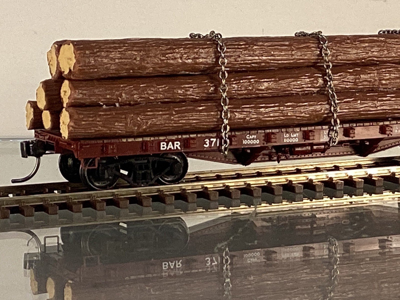 Tichy Train Group HO BAR 40′ 50 Ton Flat Car w/ Cooch logs, Metal wheels, KDs