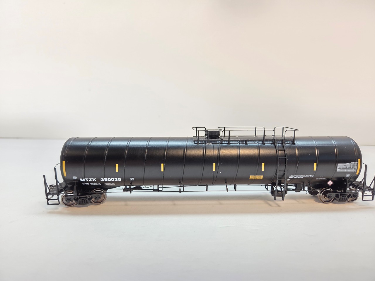 Roka ~ HO Scale ~ 33,700 Gal ARI LPG Spiral Tank Car ~ MTZX ~ ROK350035