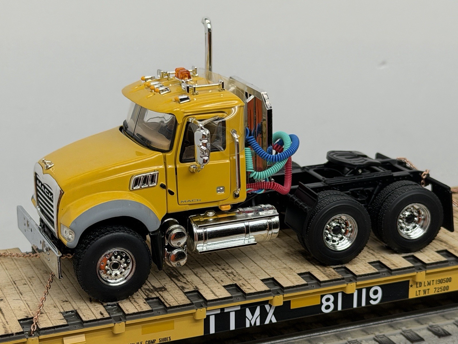 ATLAS O 3 rail TTMX 81119 CUSTOM 68’ w/2 MACK GRANITE Road Tractors Ralphstrains