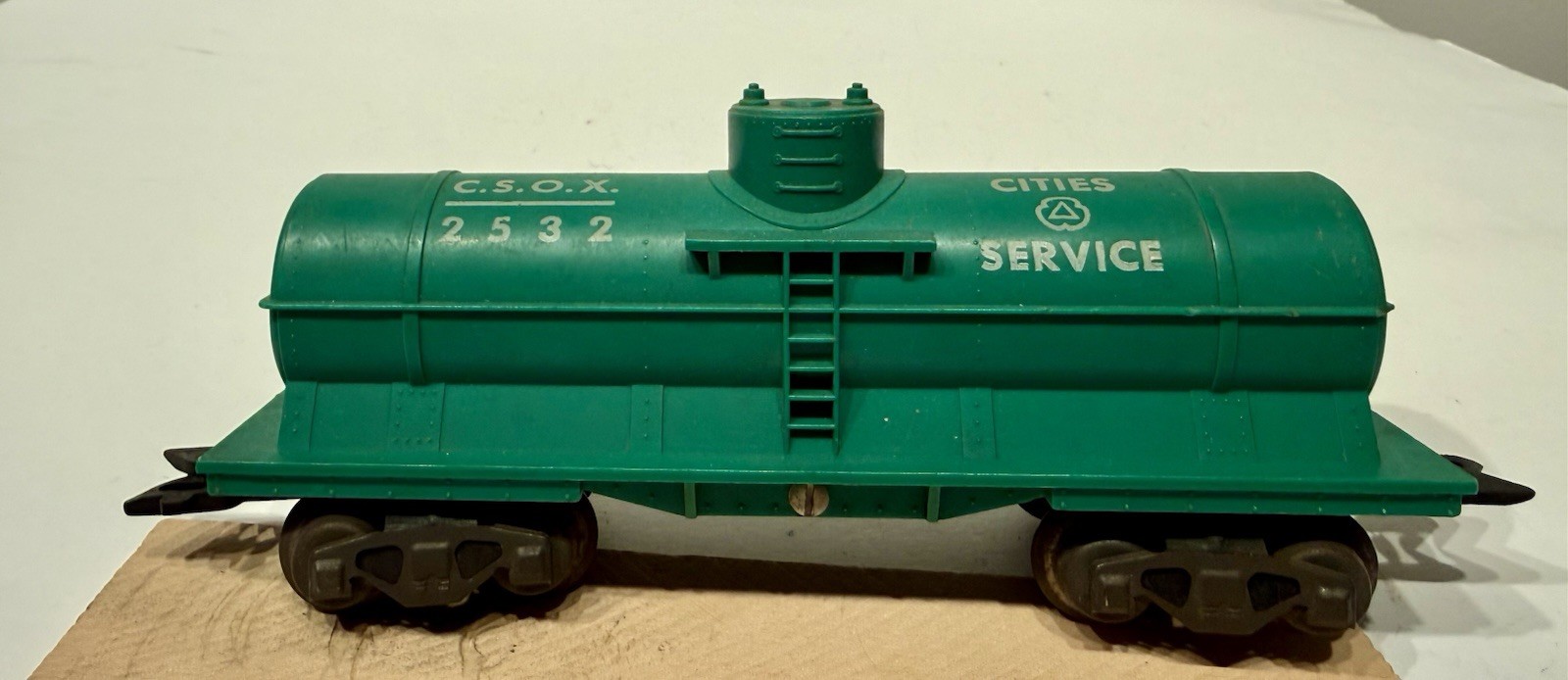 Marx 2532 Cities Service C.S.O.X. Plastic Single Dome Tank Car -Scale Trucks