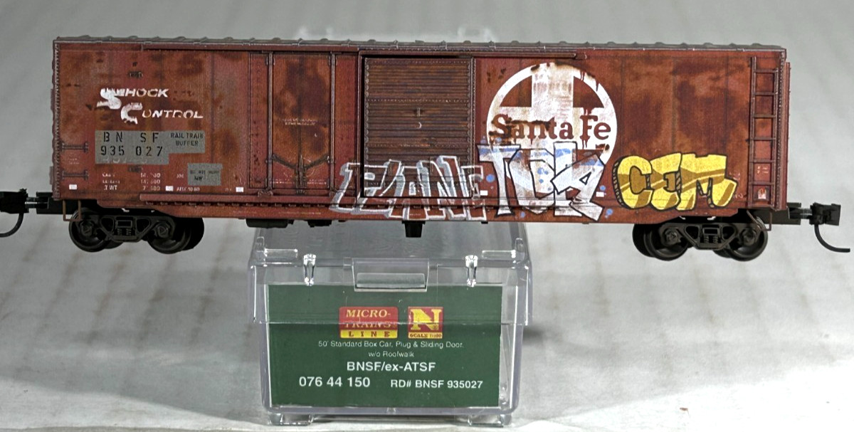 MICRO-TRAINS N SC 50′ STANDARD BOX CAR WEATHERED GRAFFITI BNSF/ex-ATSF 07644150
