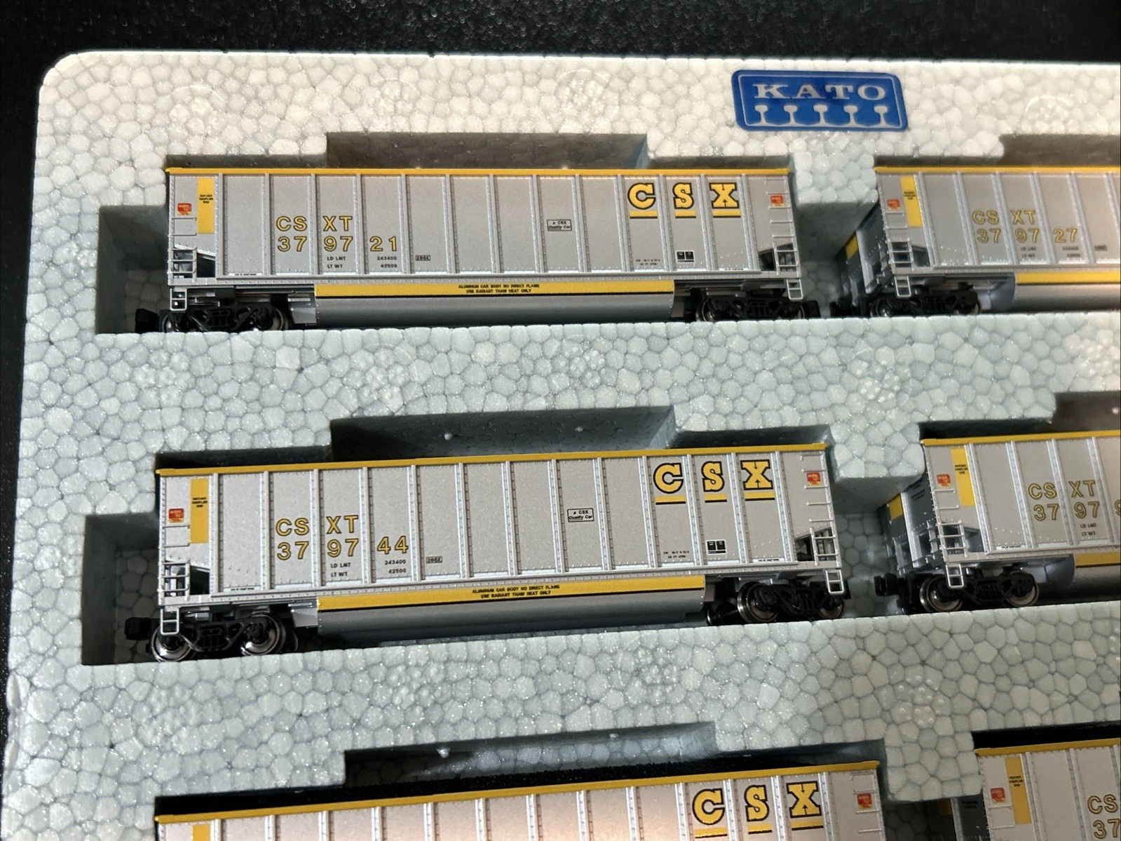 Kato N M1 Track Set + CSX Bethgon Coal Set 8 Cars + ES40DC CSX Locomotive – New!