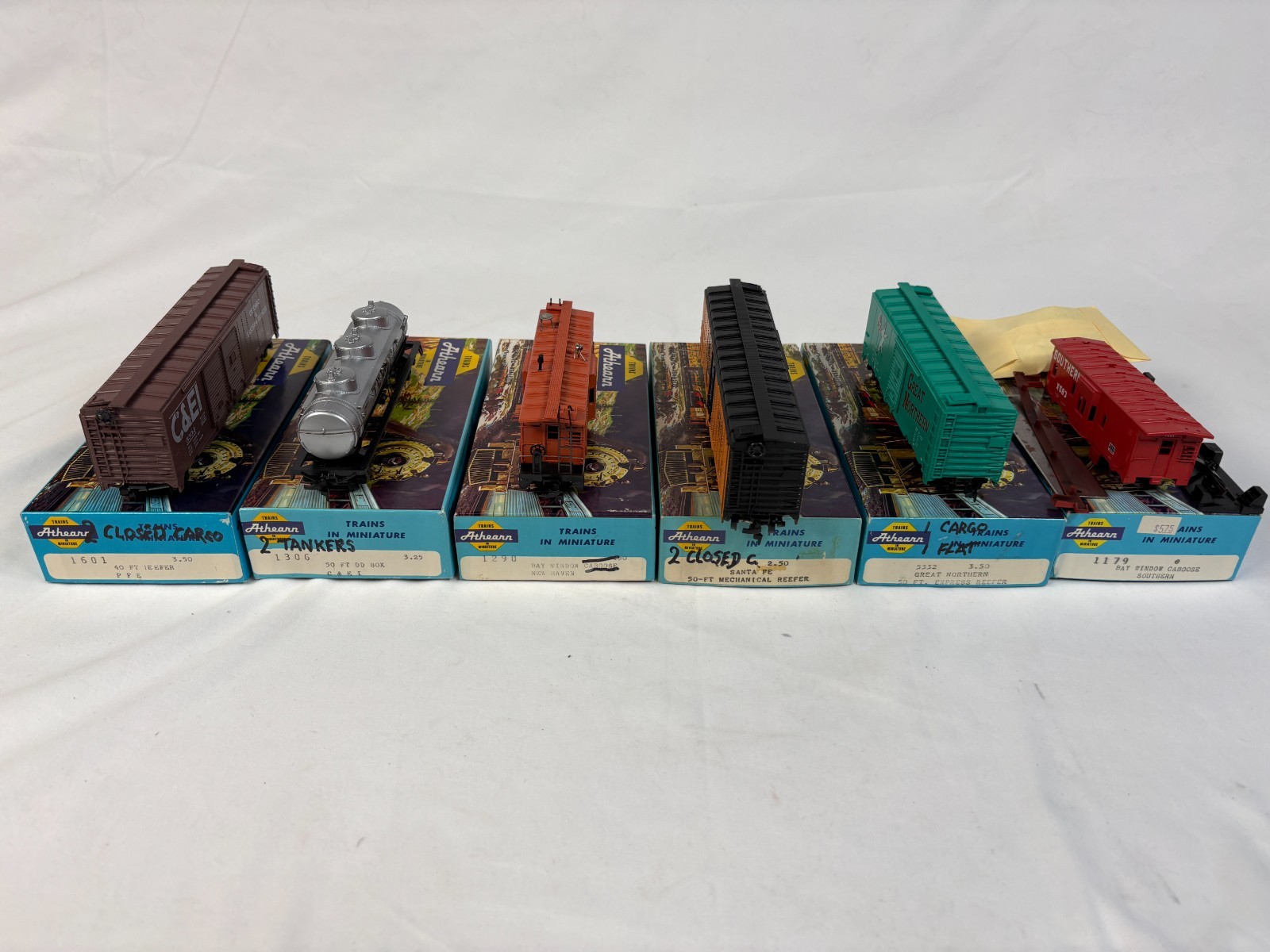 Athearn Ho Scale Lot Of 7 Freight Cars Mixed Roads Box Reefer Tank Caboose