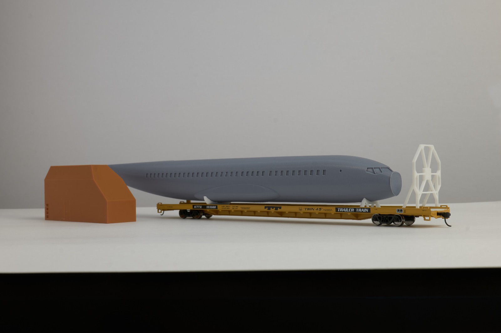 HO Scale Boeing 737 Fuselage and Cargo 15.25″ Kit with Flat Car