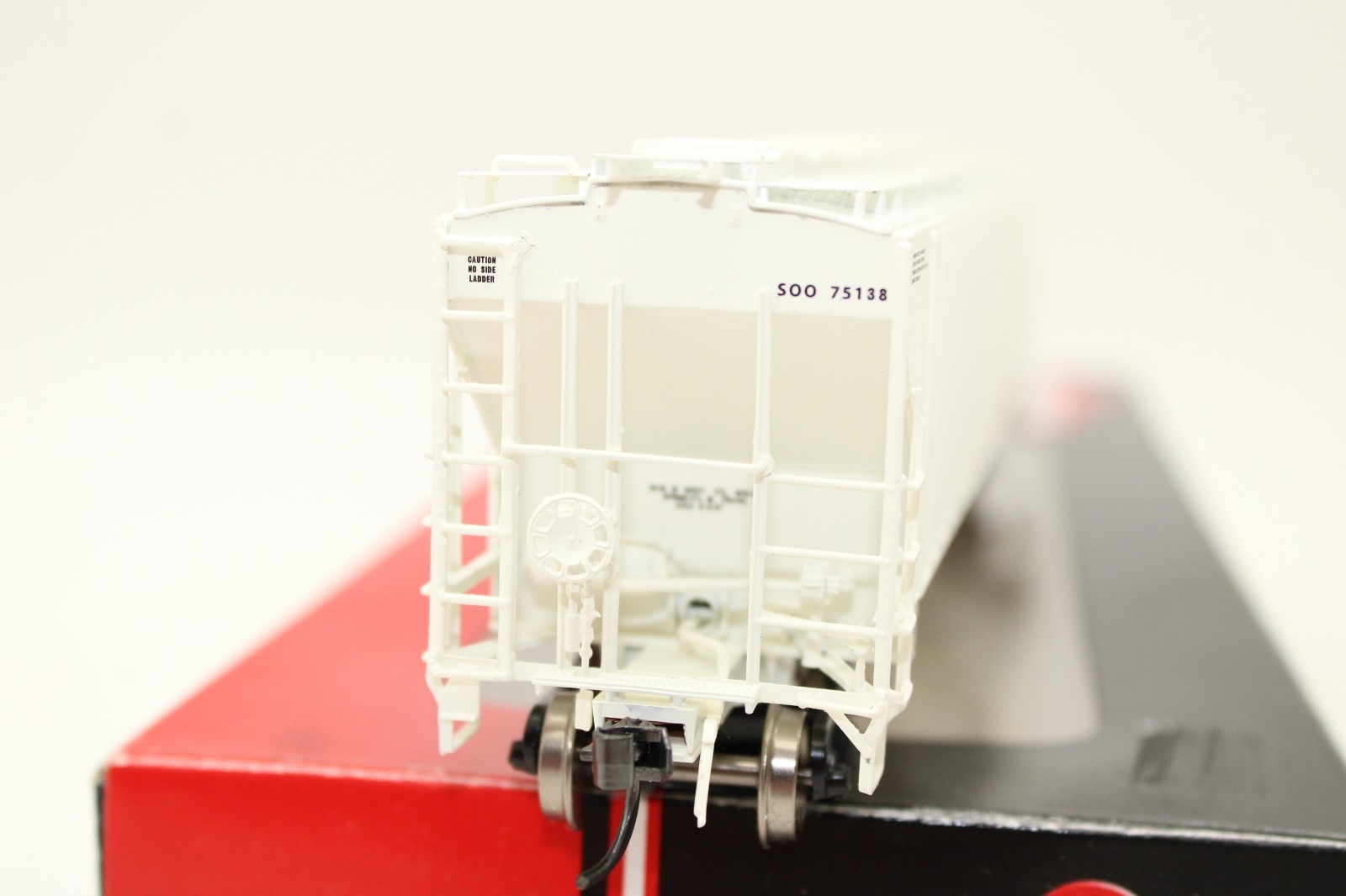 InterMountain HO Scale SOO Line PS 4750 Cu Ft 3 Bay Covered Hopper Car NOS