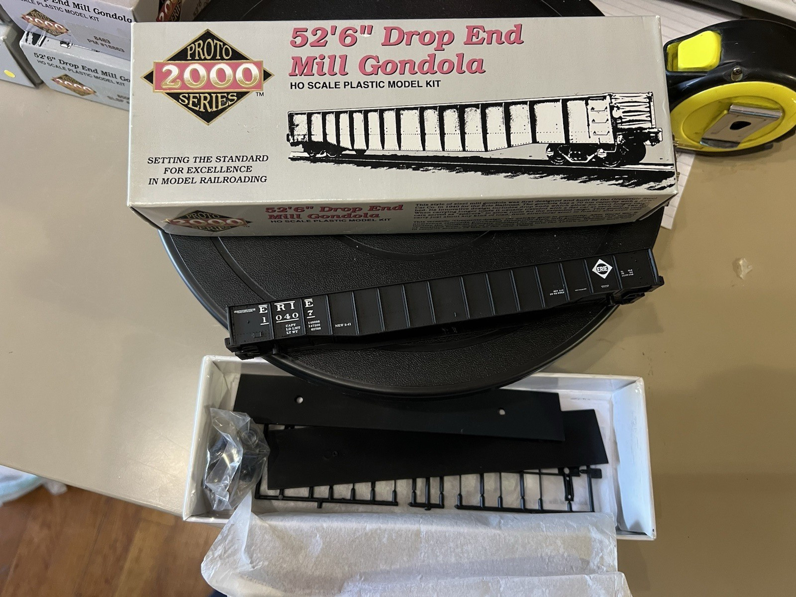 HO Scale Proto 2000, #21041 unassembled kit 52’6″ drop end Mill Gondola Erie