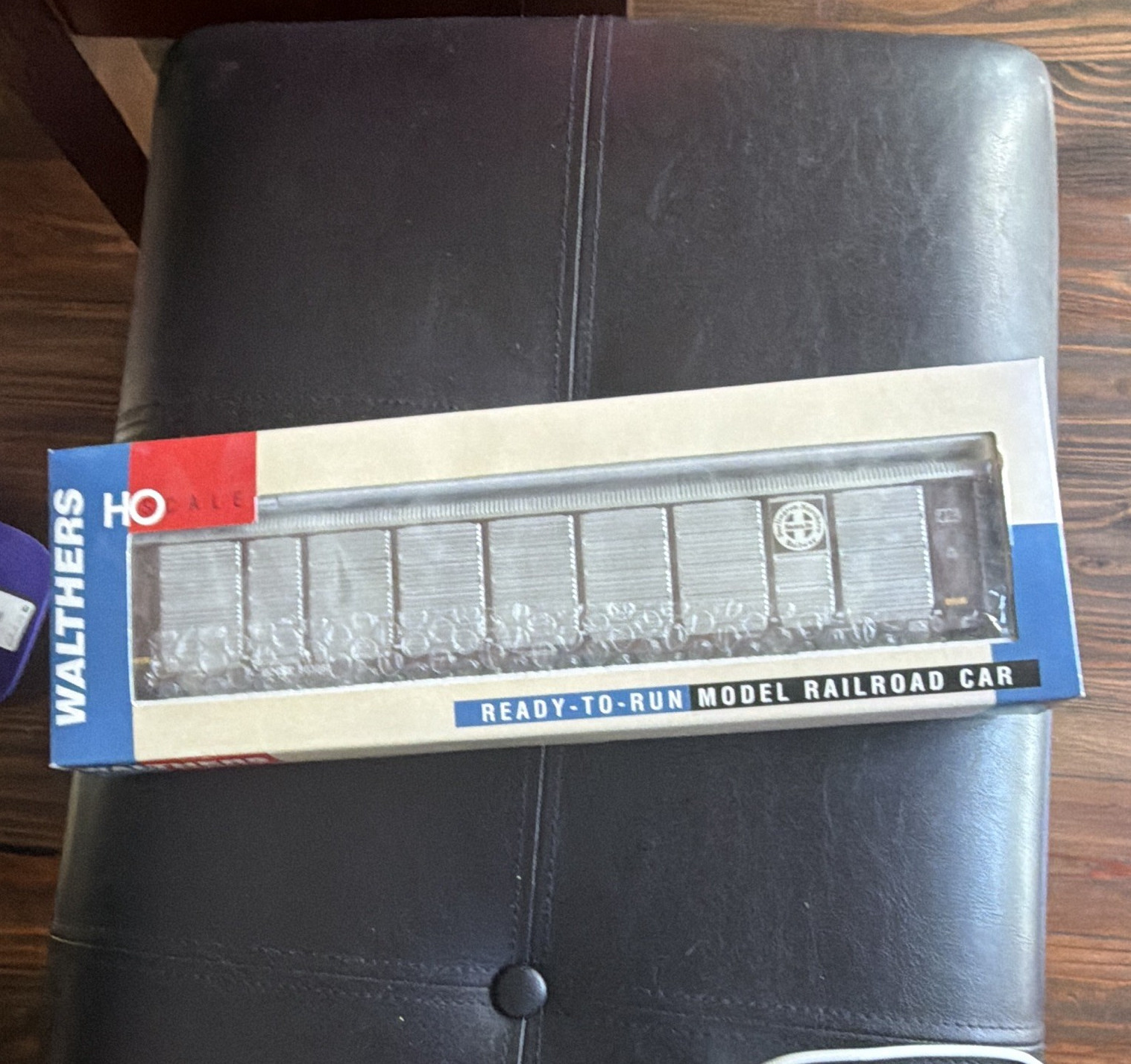 Walthers HO Gauge Santa Fe Silver Box Car Ready to Go/Pre-built Analog
