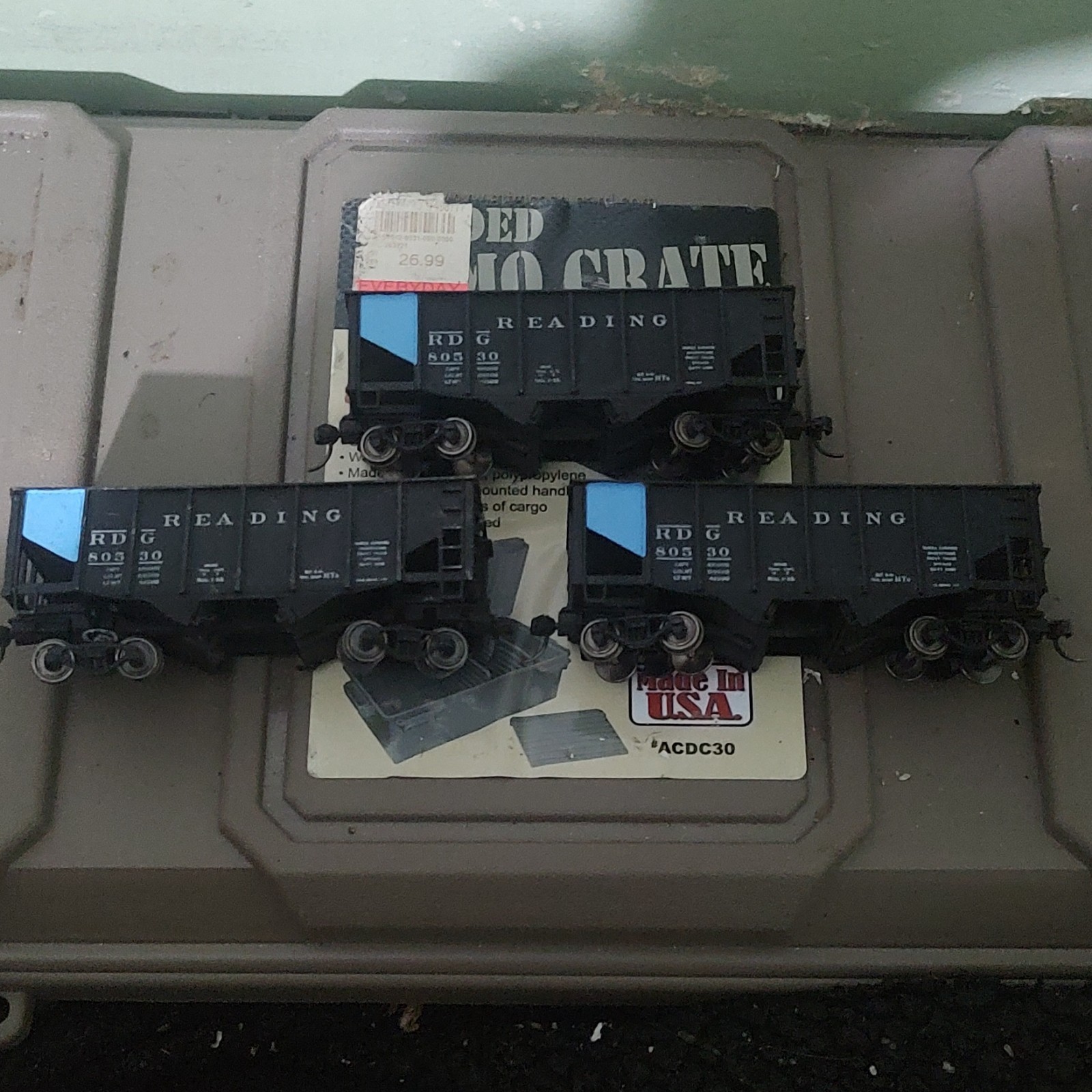 Diecast reading anthracite hoppers. metal wheels + knuckles pre installed 3 pack