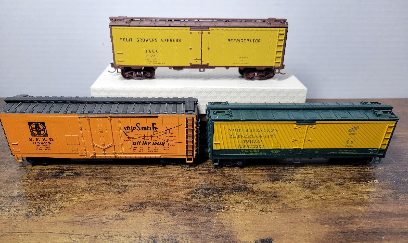HO Scale Fruit Growers Express 38736 Santa Fe 35829 North Western 13304 Lot of 3
