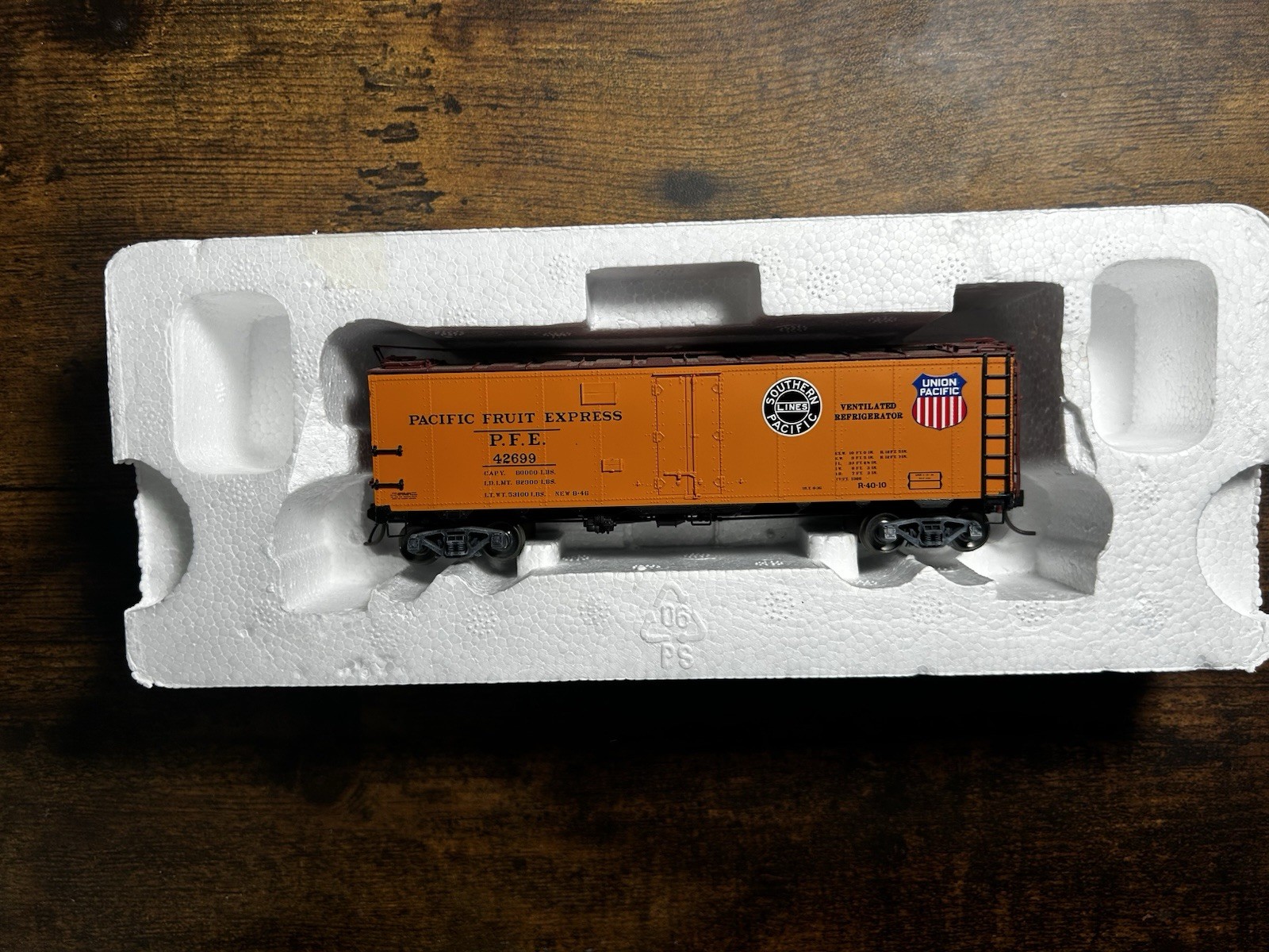 InterMountain HO Pacific Fruit Express PFE R-40-10 Refrigerator Car 46702P