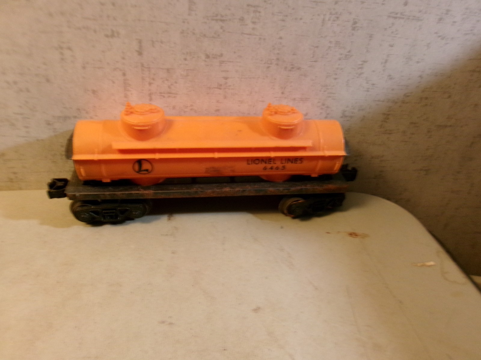 LIONEL ORANGE AND BLACK 6465 TANK CAR RUST ON FRAME NICE BODY COUPLERS WORK