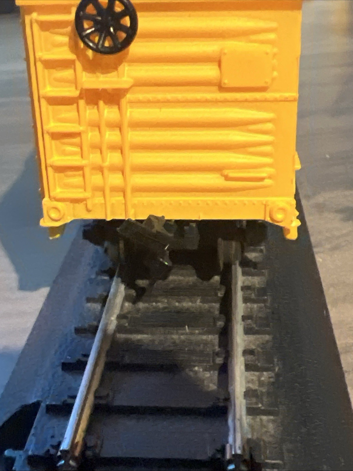 AHM HO Scale Yellow Box Car Ready to Go Model Railroad Freight inbox ￼