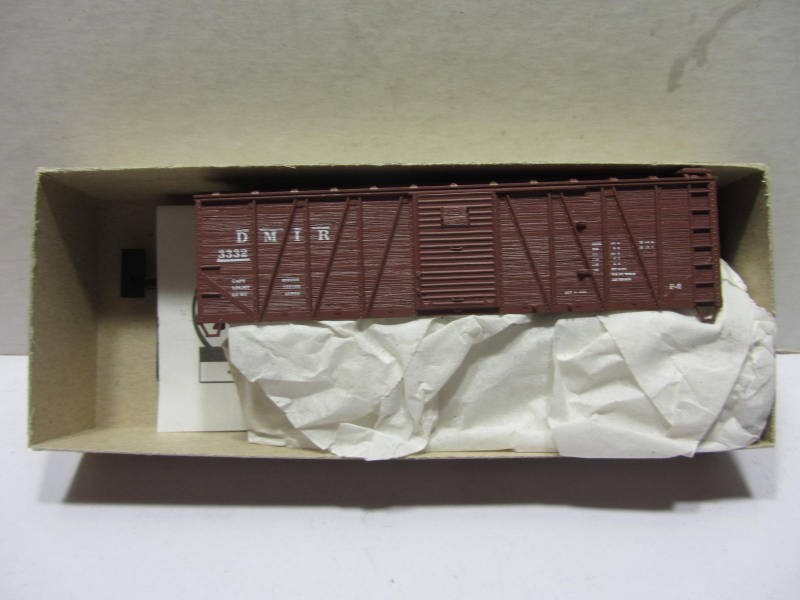 Accurail HO Scale DM & IR 40′ Box Car Kit 4406 NEW