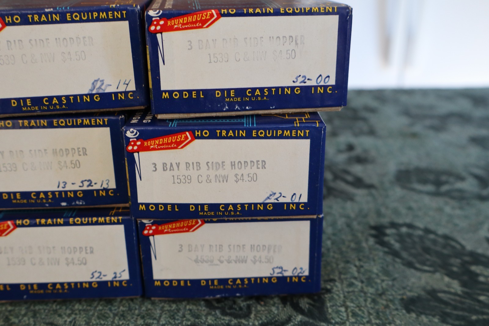 12 ROADHOUSE HO SCALE CNW 3 RIB BAY SIDE HOPPERS (NEW OLD STOCK) # 1539