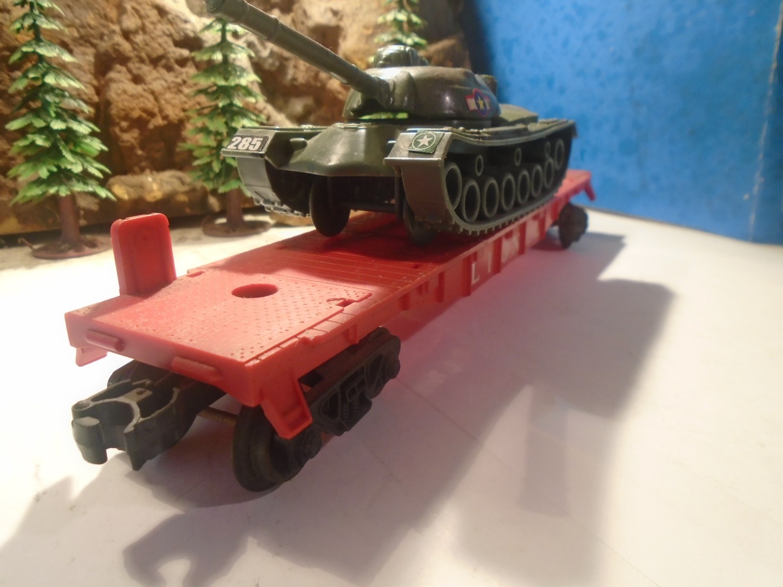 LIONEL O & 027 GA FLAT CR WITH PLASTIC BATTLE TANK LOAD, EXELLENT COND. 5-248-5