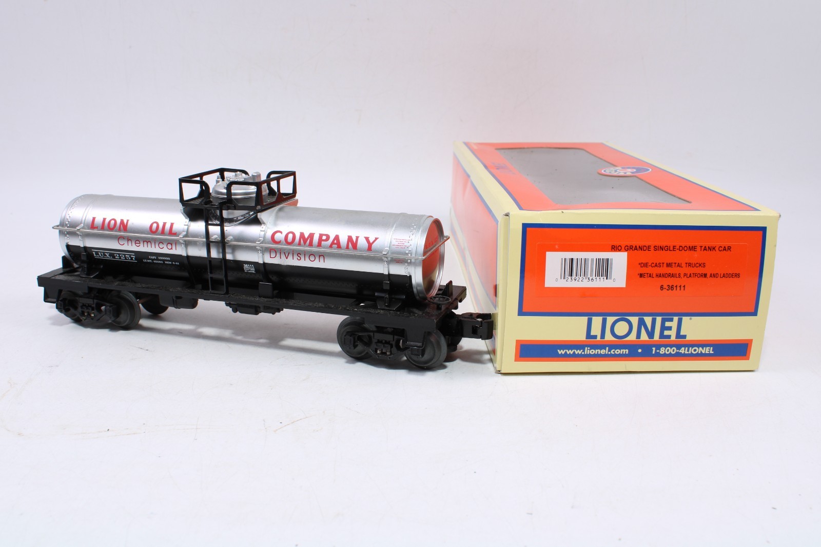 Lionel 6-36111 O Gauge Lion Oil Company Single Dome Tank Car LUX #2257